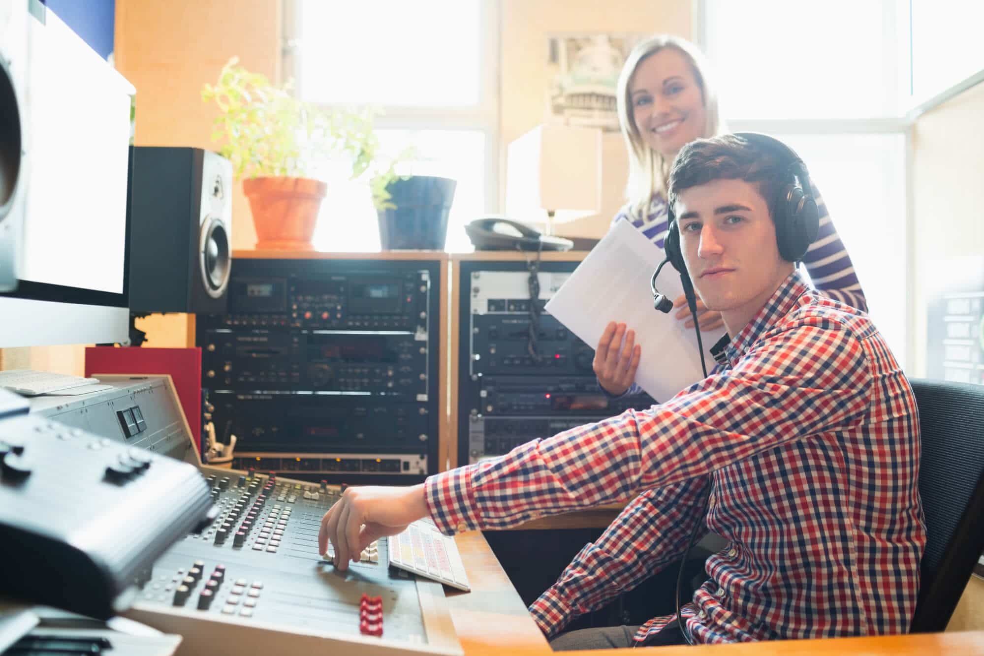 Vale a pena fazer um curso de locutor de rádio?